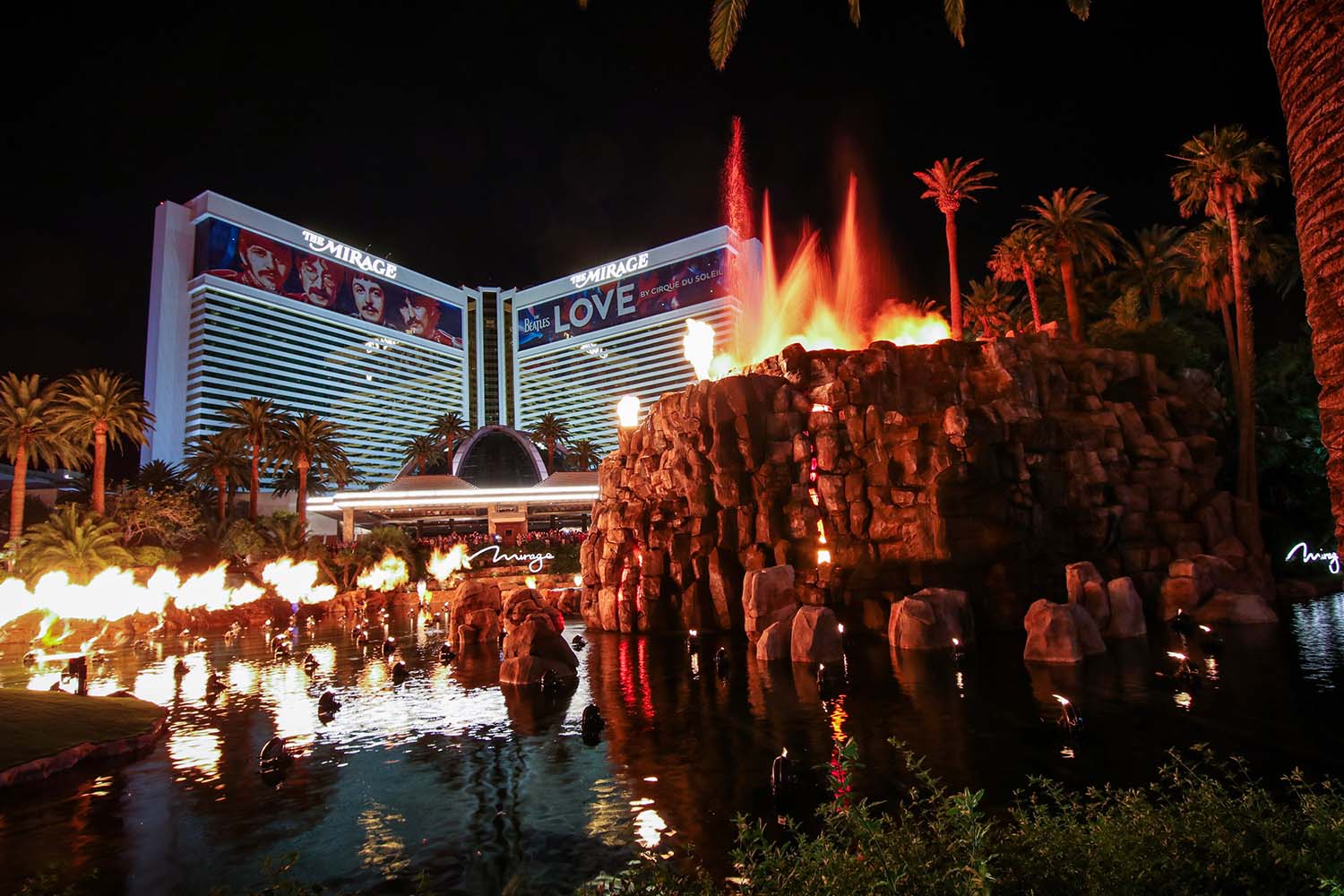Video/Photos: BAT OUT OF HELL Lands In Las Vegas At Paris Hotel & Casino!