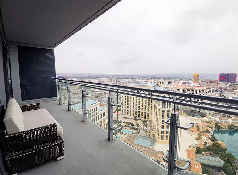8 Best Las Vegas Hotels with Balcony or Terrace + MAP